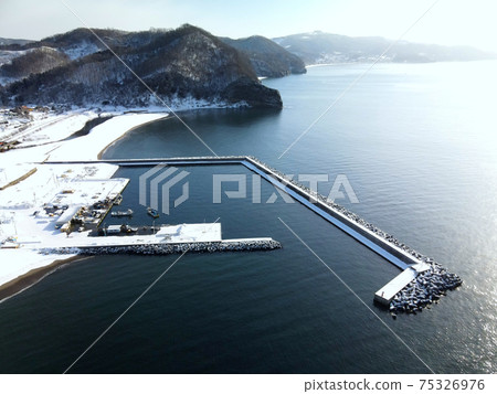 Aerial view of the snow scene of Okishi Fishing Port, Toyoura Town, Hokkaido in early spring Aerial view of the snow scene of Okishi Fishing Port, Toyoura Town, Hokkaido in early spring 75326976