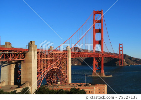 金門大橋的早晨，晴朗的秋天，晴朗的天氣（美國加利福尼亞州） 75327135