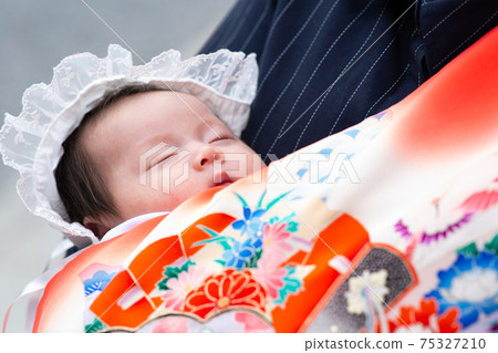 Celebration of visiting Miyamairi with family 75327210