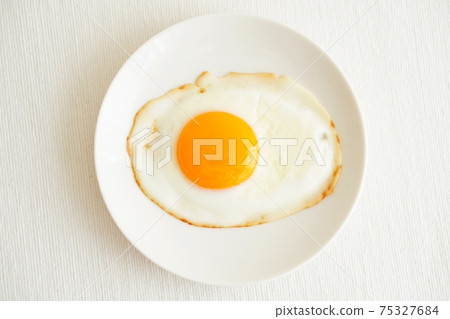 Breakfast fried egg 75327684