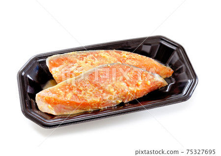 西貢的鮭魚與食物托盤中的乳酸菌一起醃製[白色背景] 75327695