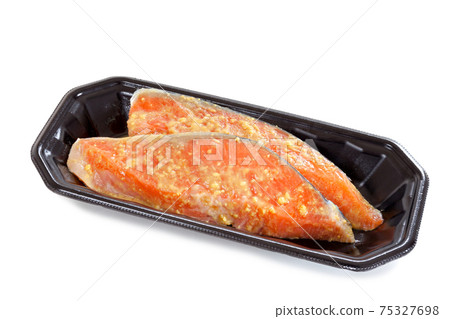 西貢的鮭魚與食物托盤中的乳酸菌一起醃製[白色背景] 75327698