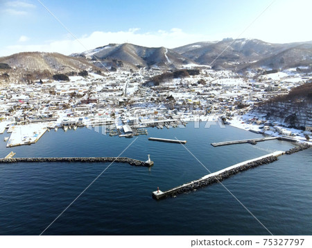 早春北海道豐浦町豐浦漁港雪景鳥瞰圖 75327797