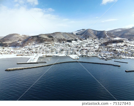 早春北海道豐浦町豐浦漁港雪景鳥瞰圖 75327843