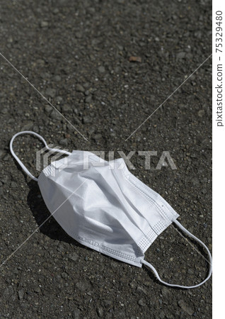 Littering of used masks 75329480