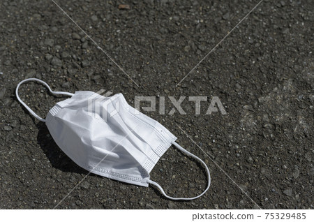 Littering of used masks 75329485