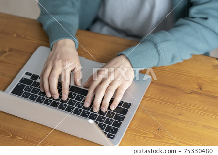 操作膝上型計算機的一個年輕人的手 操作膝上型計算機的一個年輕人的手 75330480