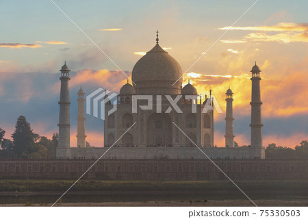 monument architecture Taj Mahal in Agra. 75330503