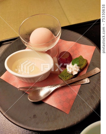 Delicious autumn sweets Delicious autumn sweets 75330638
