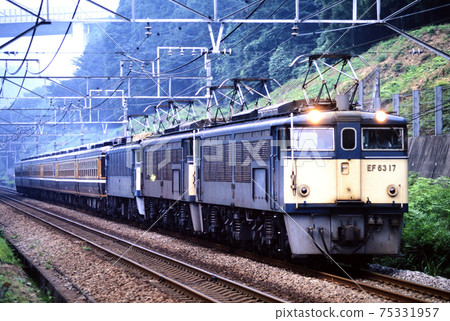 1997 EF63 and other triple-headed tatami mat trains going on the old Shin-Etsu main line 1997 EF63 and other triple-headed tatami mat trains going on the old Shin-Etsu main line 75331957