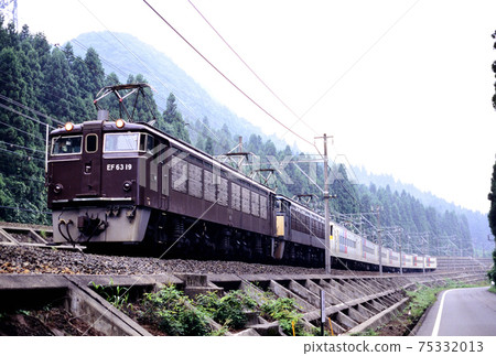 1997 EF63 19 double-headed 185 series train going on the former Shin-Etsu main line 75332013