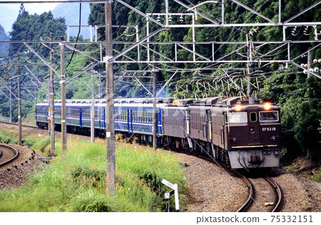 1997 EF6319 and other triple-headed 12-series trains going on the old Shin-Etsu main line 75332151