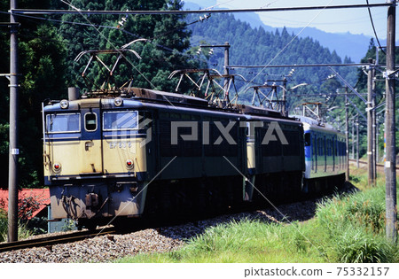1997年EF636雙頭115系列普通火車在老信越乾線上行駛 1997年EF636雙頭115系列普通火車在老信越乾線上行駛 75332157