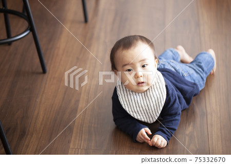 Crawling baby 75332670