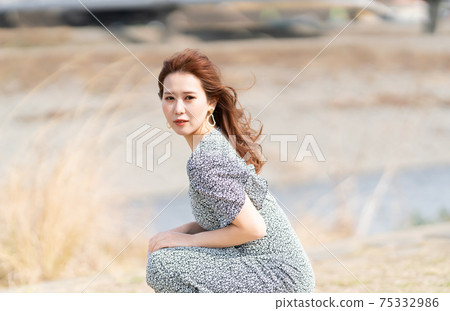 young woman young woman 75332986