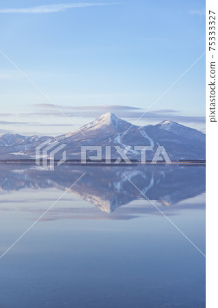 [Fukushima Prefecture] _Mt. Bandai reflected in Lake Inawashiro_Winter 05 75333327