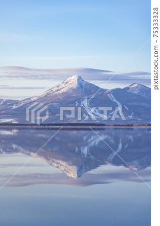 [福島縣] _萬代山在豬苗代郎湖中倒影_冬季06 75333328