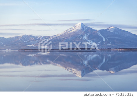 [福島縣] _萬代山在豬苗代郎湖中倒影_冬季03 75333332