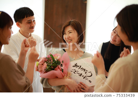 A woman who receives a gift due to a transfer of work 75333439