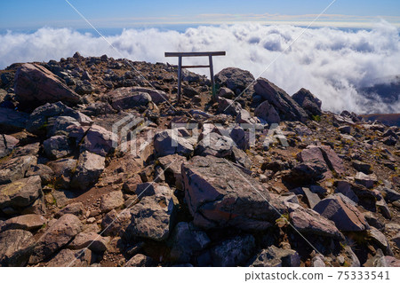 在To木縣納蘇山（Chausu山）的山頂上觀看鳥居門和雲海 75333541