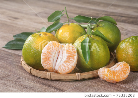 Mandarin orange agriculture wood board mandarin Tangerine wooden background mandarin orange みかん Mandarin orange agriculture wood board mandarin Tangerine wooden background mandarin orange みかん 75335208