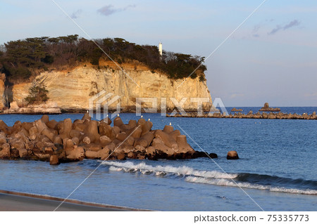 Romantic Ibaraki (The coast that is dyed red in the winter sunset is dyed to the heart. Ibaraki 100 views, Kawajiricho coast.) 75335773