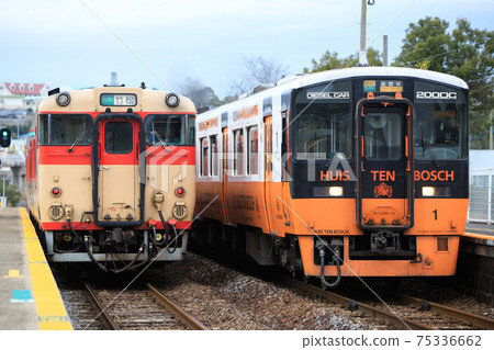 Kiha 200 系列快速“Sea Side Liner”和 Kiha 66 系列 JNR 顏色（JR 九州） 75336662