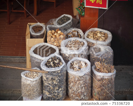 Display of dried foods and dried foods in stores in China 75336720
