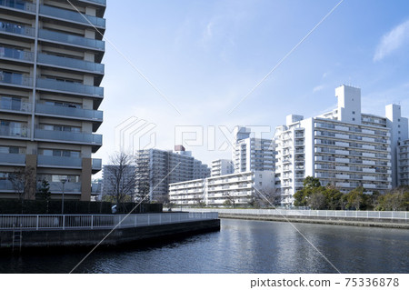 公寓/藍天/運河/河流/沿河/高層建築/沿河公寓 75336878