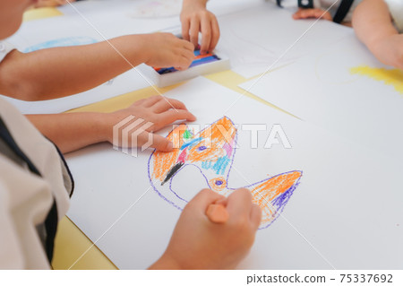A child who draws A child who draws 75337692