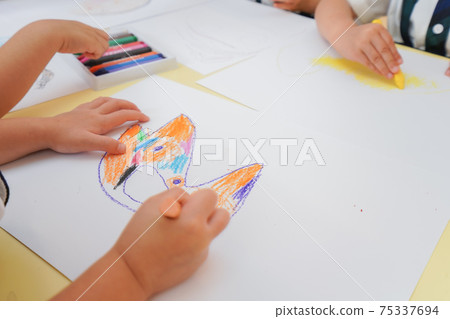 一個會畫畫的孩子 75337694