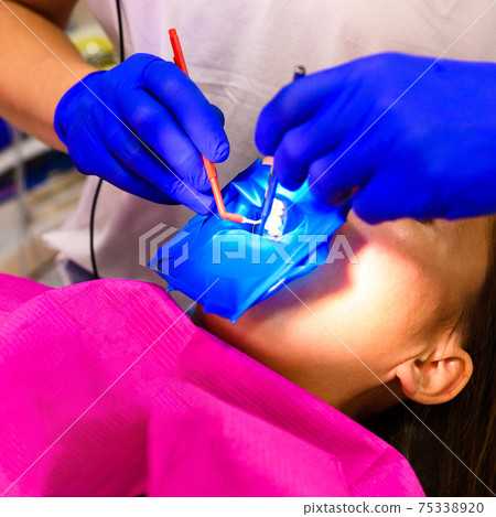 Treatment of the upper sixth left tooth, sterile treatment with roofing felt. Treatment of the upper sixth left tooth, sterile treatment with roofing felt. 75338920