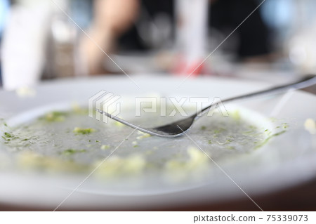 The cutlery lies on an empty white plate The cutlery lies on an empty white plate 75339073