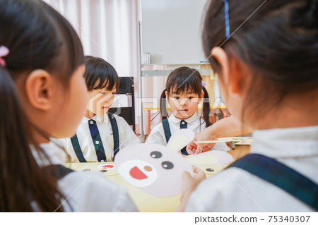 在托兒所工作的孩子 在托兒所工作的孩子 75340307
