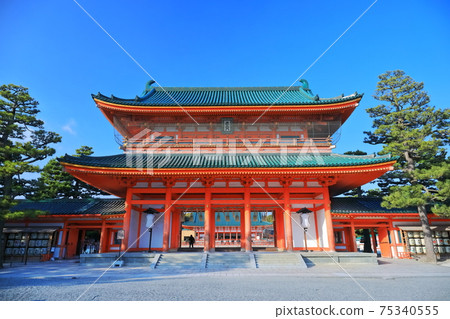 [京都]平安神宮在晴朗的天空中 75340555