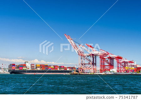 The container ship into the port of Kaohsiung, Taiwan. 75341787