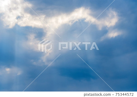 Sunbeams falling from the clouds Sunbeams falling from the clouds 75344572