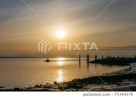 Garry Point Park coastline in sunset time. Richmond, BC, Canada. 75344579