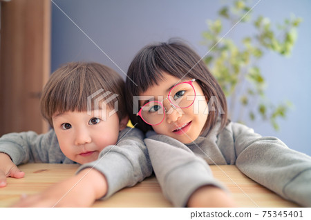 Pose children siblings brothers 75345401