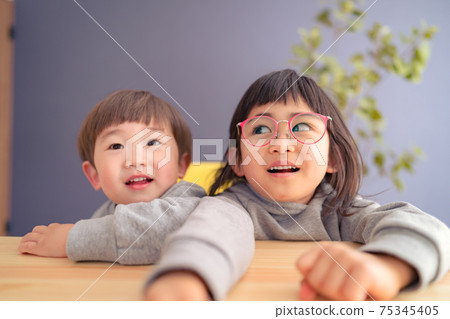 Pose children siblings brothers 75345405