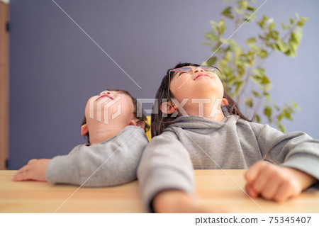 構成兒童兄弟姐妹兄弟 構成兒童兄弟姐妹兄弟 75345407