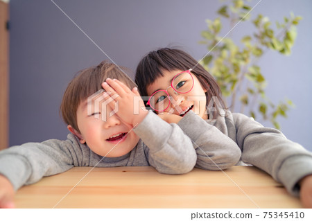 構成兒童兄弟姐妹兄弟 構成兒童兄弟姐妹兄弟 75345410