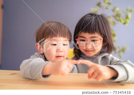 Pose children siblings brothers Pose children siblings brothers 75345438