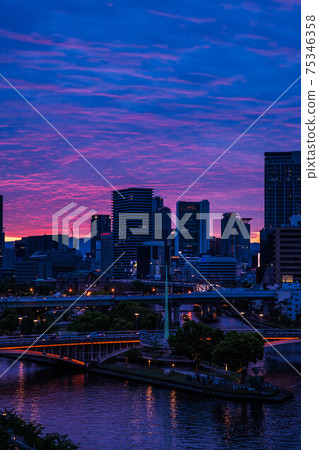 大阪中之島的夜景,漸變為藍色 大阪中之島的夜景,漸變為藍色 75346358