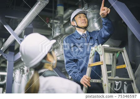 Business maintenance inspection male Business maintenance inspection male 75346597