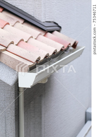 瓦屋面和房子的雨水槽 75346711