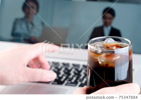 在一家咖啡館工作的女人的手 在一家咖啡館工作的女人的手 75347884