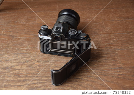 Old film camera 75348332