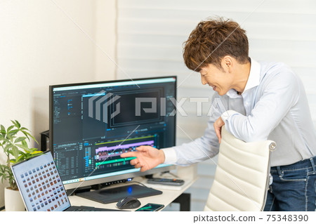 視頻/視頻創作者男性筆記本電腦視頻製作 視頻/視頻創作者男性筆記本電腦視頻製作 75348390
