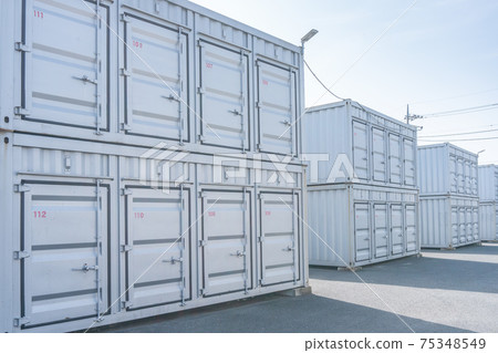 Lots of trunk rooms 75348549